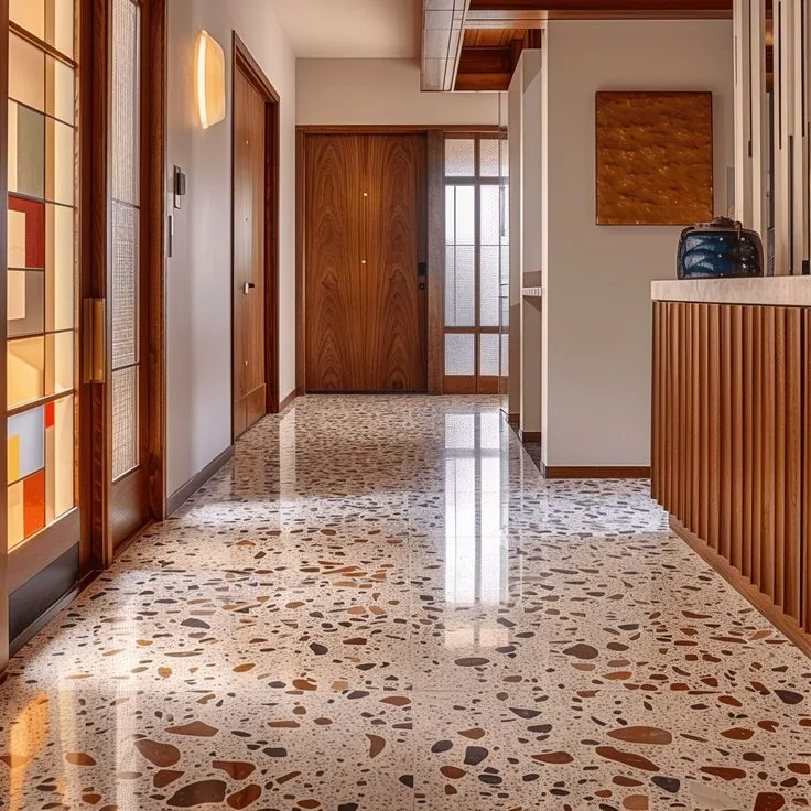 Piso de terrazzo tradicional con fragmentos de mármol y agregados embebidos y pulidos, del tipo común en las viviendas mid-century de los barrios históricos de Tampa.