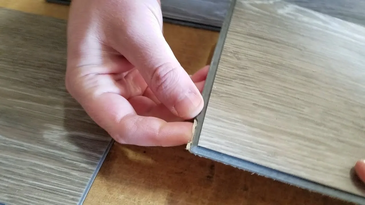 Primer plano del perfil de ensamble de una tabla con la lengüeta astillada o fracturada.