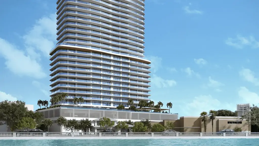 Torre de condominios de altura frente al agua, el tipo de edificio de lujo de Bayshore, el Downtown de Tampa o St. Petersburg donde la instalación de piso es ante todo un proyecto de logística y aprobaciones.